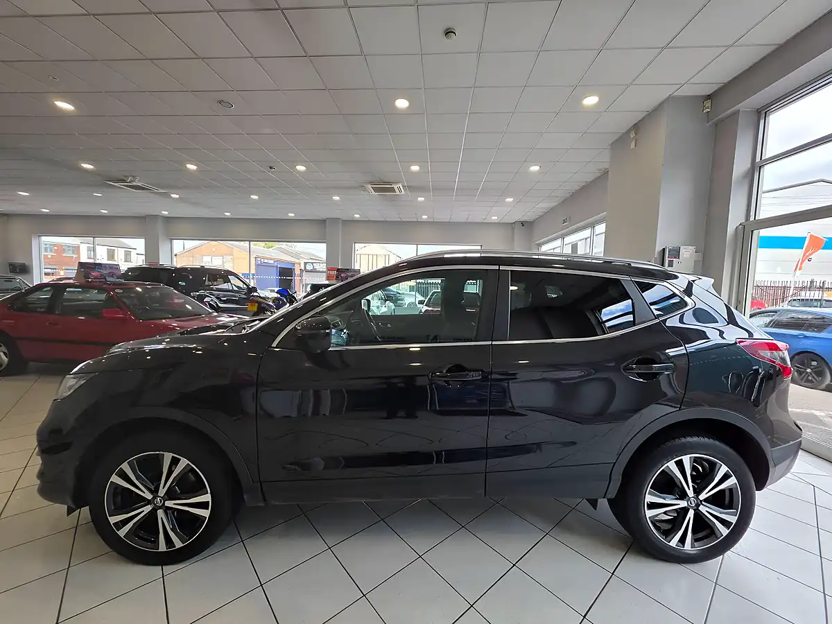 Used 2018 Nissan Qashqai N-Connecta Black - Interior and Exterior details 4