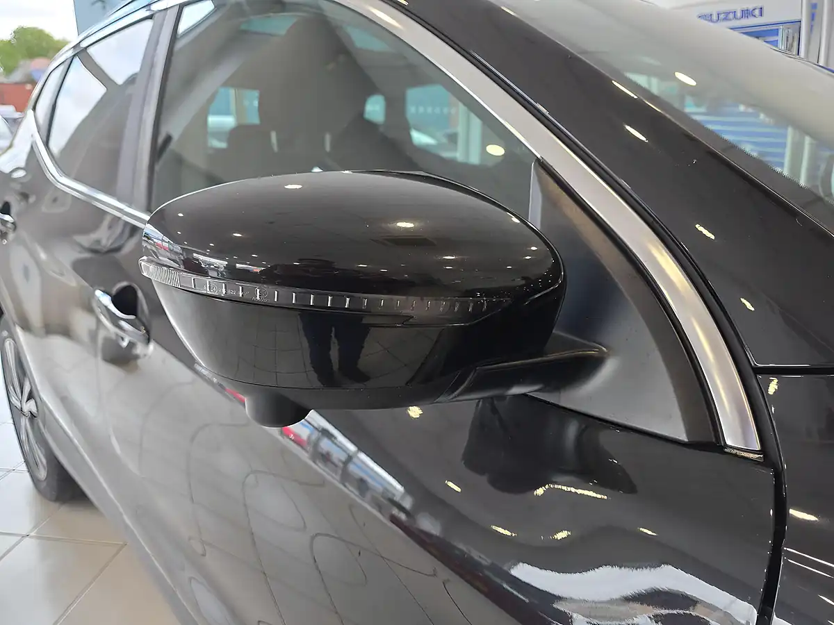 Used 2018 Nissan Qashqai N-Connecta Black - Interior and Exterior details 9