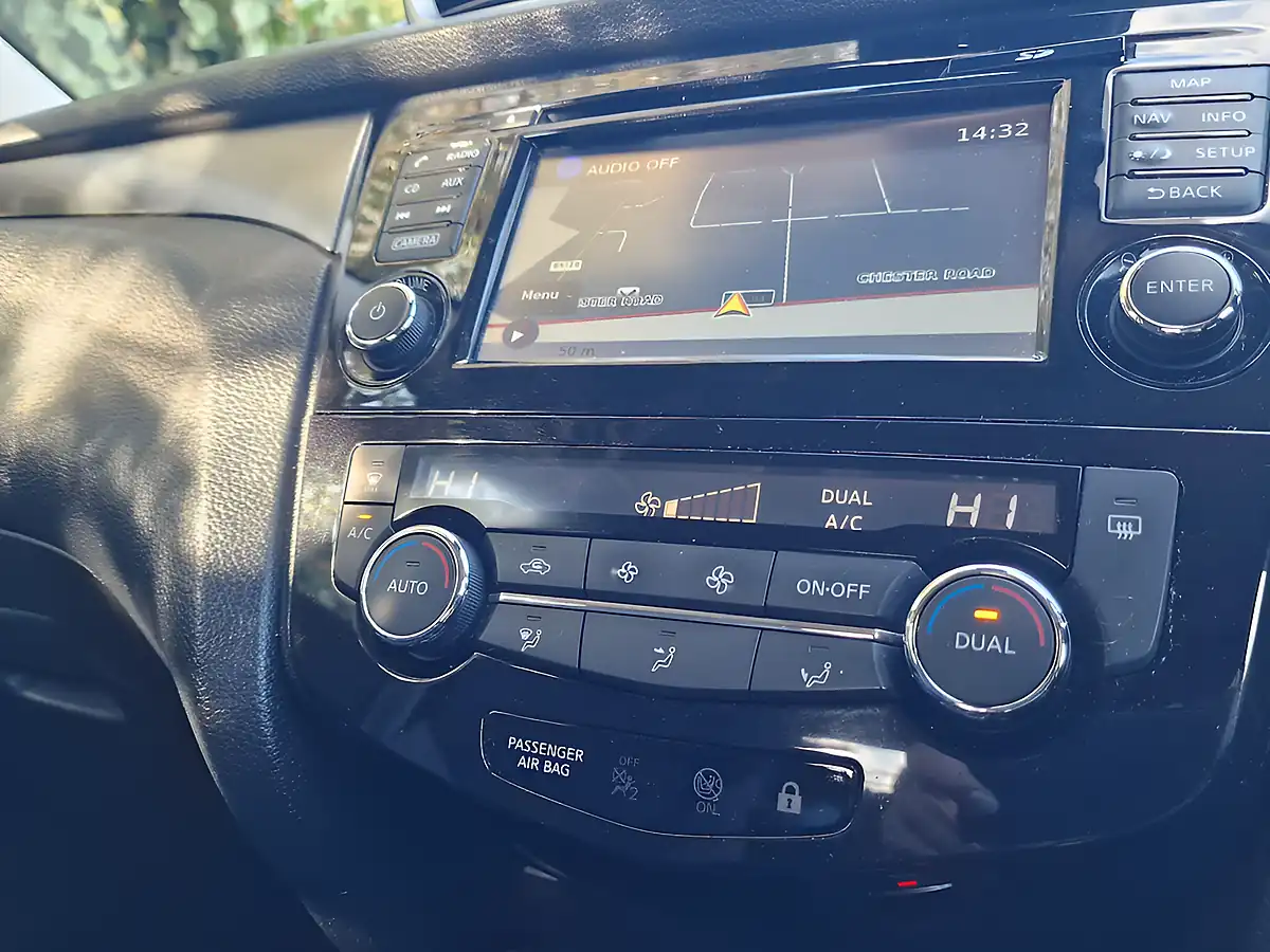 Used 2018 Nissan Qashqai N-Connecta Black - Interior and Exterior details 17