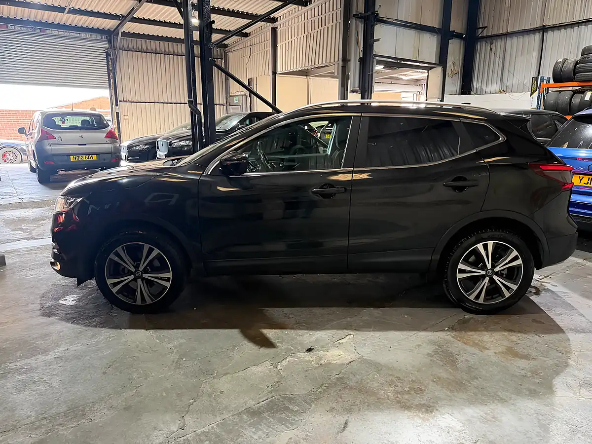 Used 2018 Nissan Qashqai N-Connecta Black - Interior and Exterior details 5