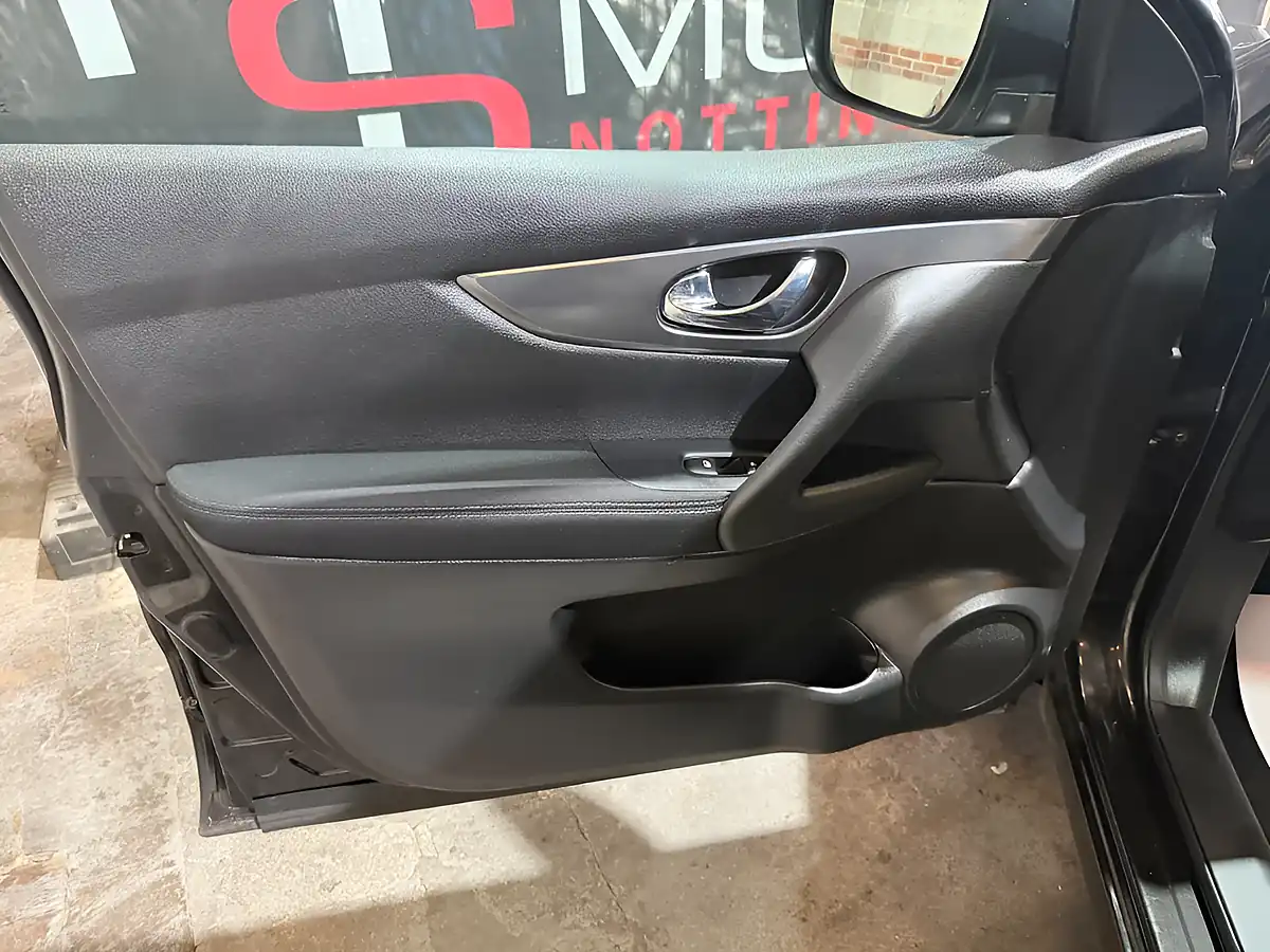 Used 2018 Nissan Qashqai N-Connecta Black - Interior and Exterior details 7