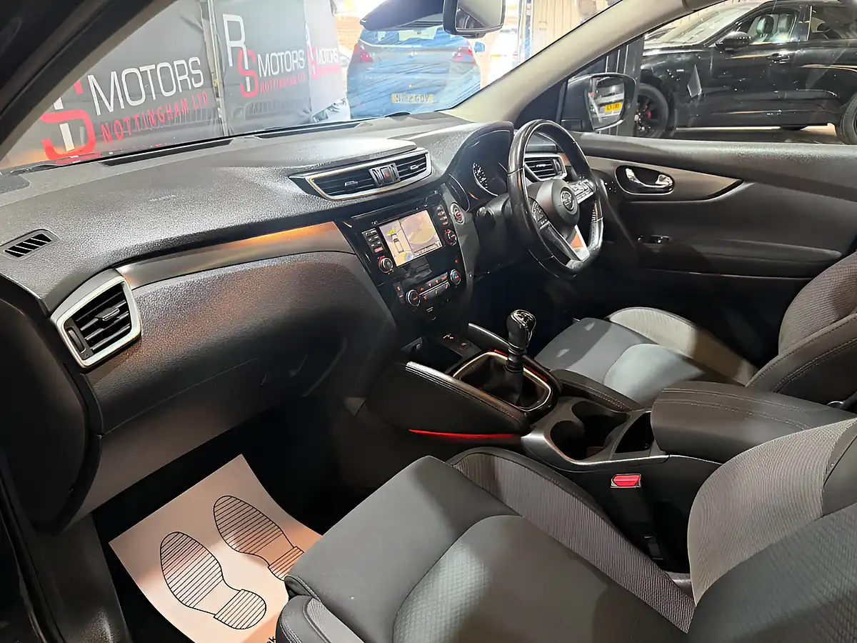 Used 2018 Nissan Qashqai N-Connecta Black - Interior and Exterior details 9