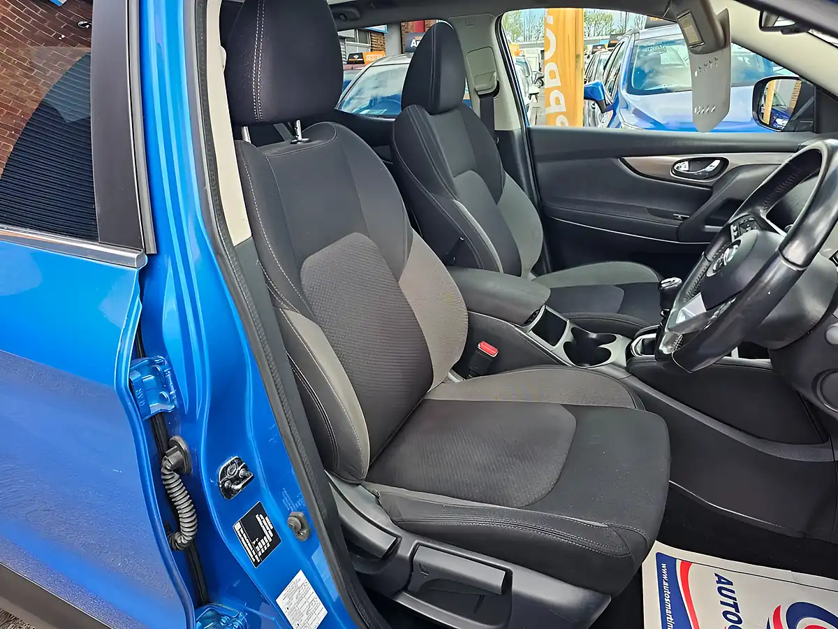 Used 2018 Nissan Qashqai N-Connecta Blue - Interior and Exterior details 6