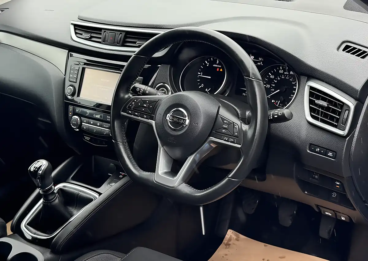 Used 2018 Nissan Qashqai N-Connecta Blue - Interior and Exterior details 14