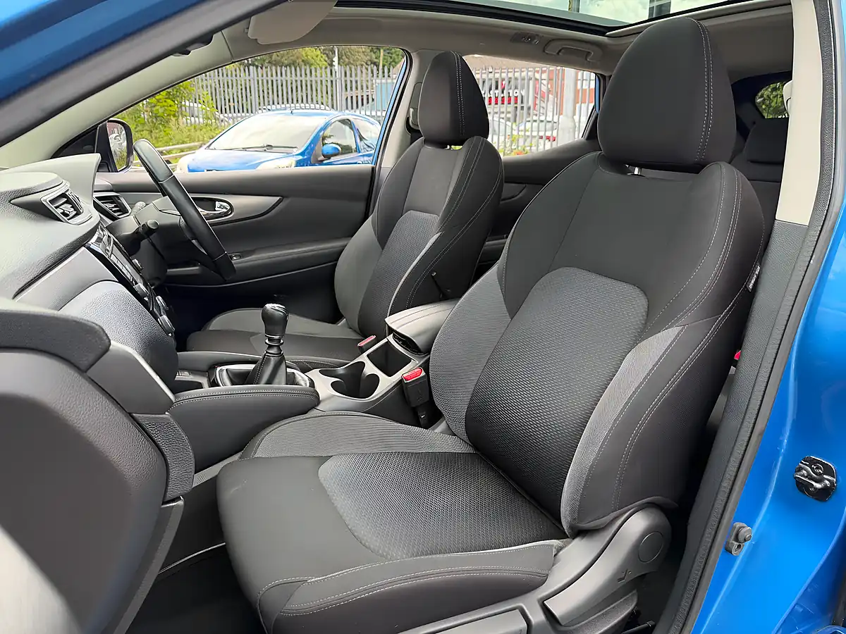 Used 2018 Nissan Qashqai N-Connecta Blue - Interior and Exterior details 12