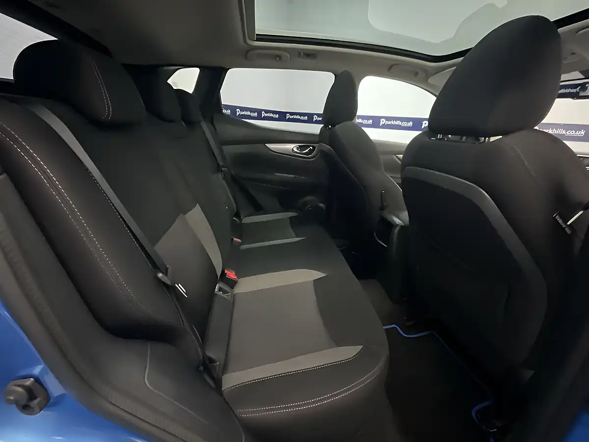 Used 2018 Nissan Qashqai N-Connecta Blue - Interior and Exterior details 14