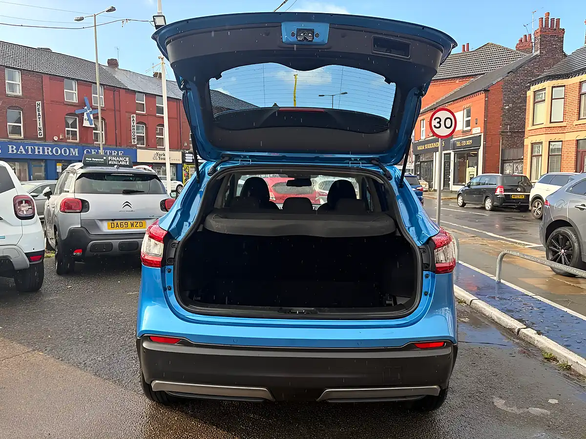 Used 2018 Nissan Qashqai N-Connecta Blue - Interior and Exterior details 9