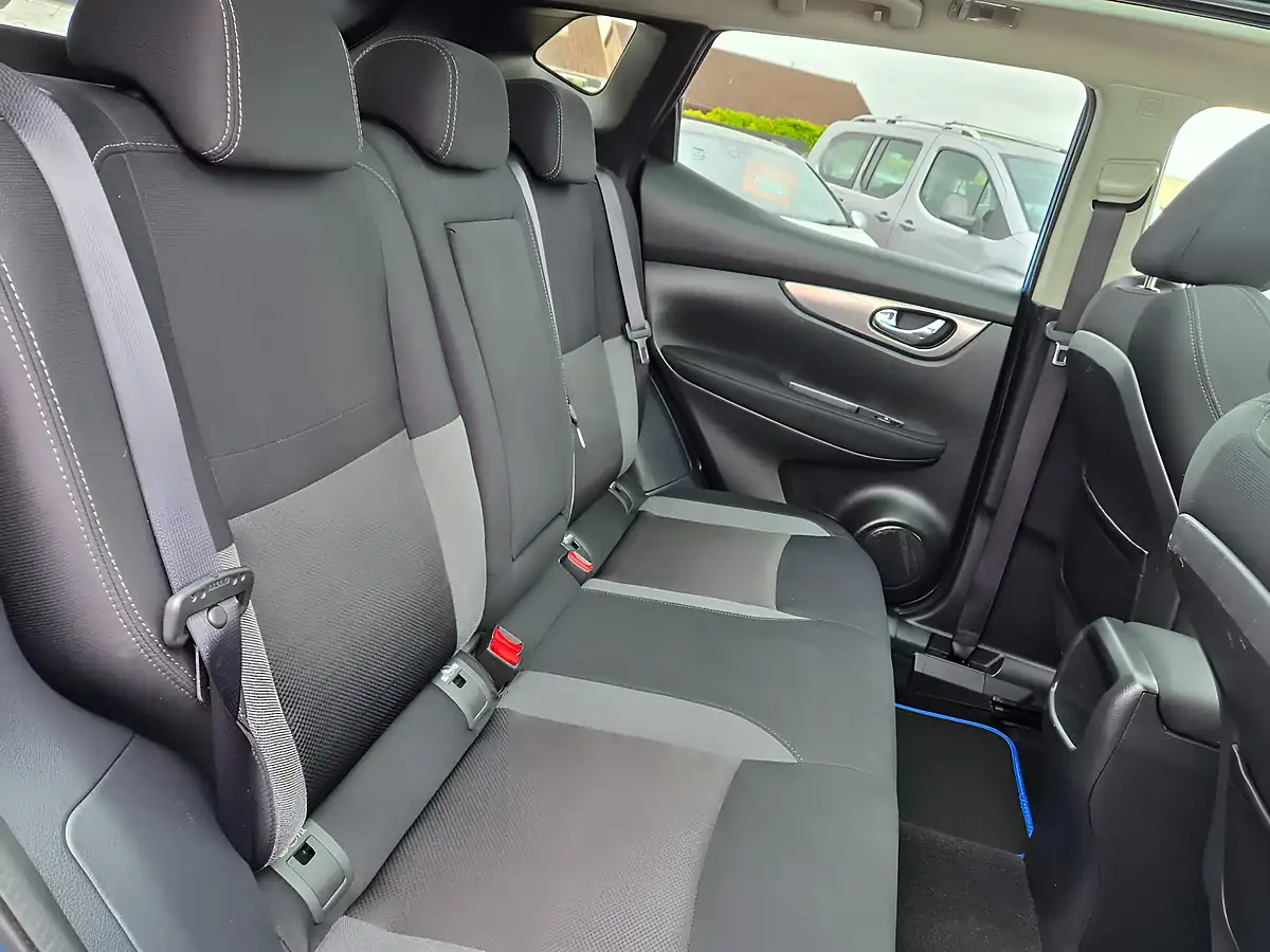 Used 2018 Nissan Qashqai N-Connecta Blue - Interior and Exterior details 14