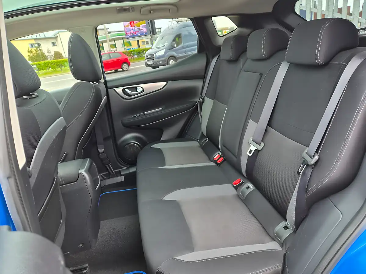 Used 2018 Nissan Qashqai N-Connecta Blue - Interior and Exterior details 16