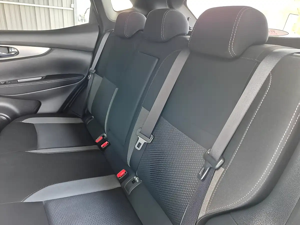Used 2018 Nissan Qashqai N-Connecta Blue - Interior and Exterior details 16