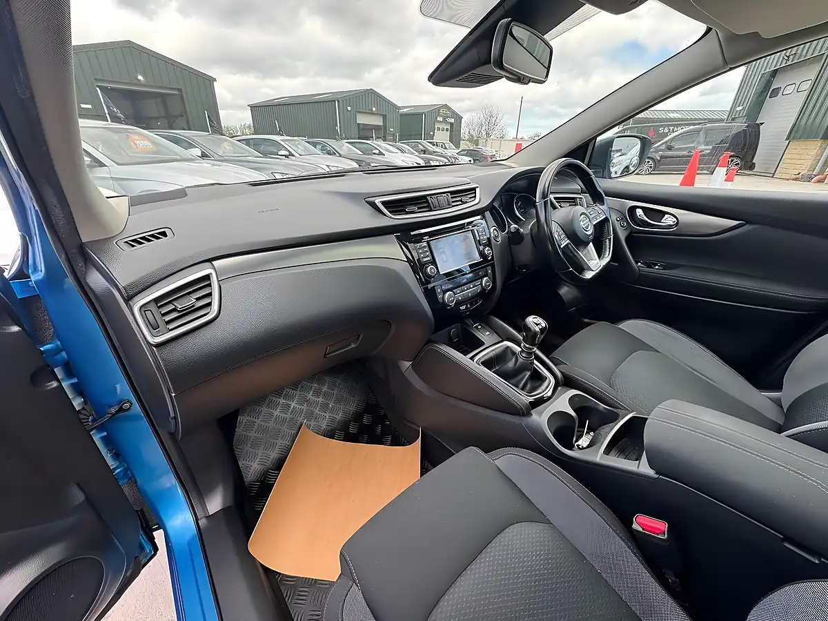 Used 2018 Nissan Qashqai N-Connecta Blue - Interior and Exterior details 14