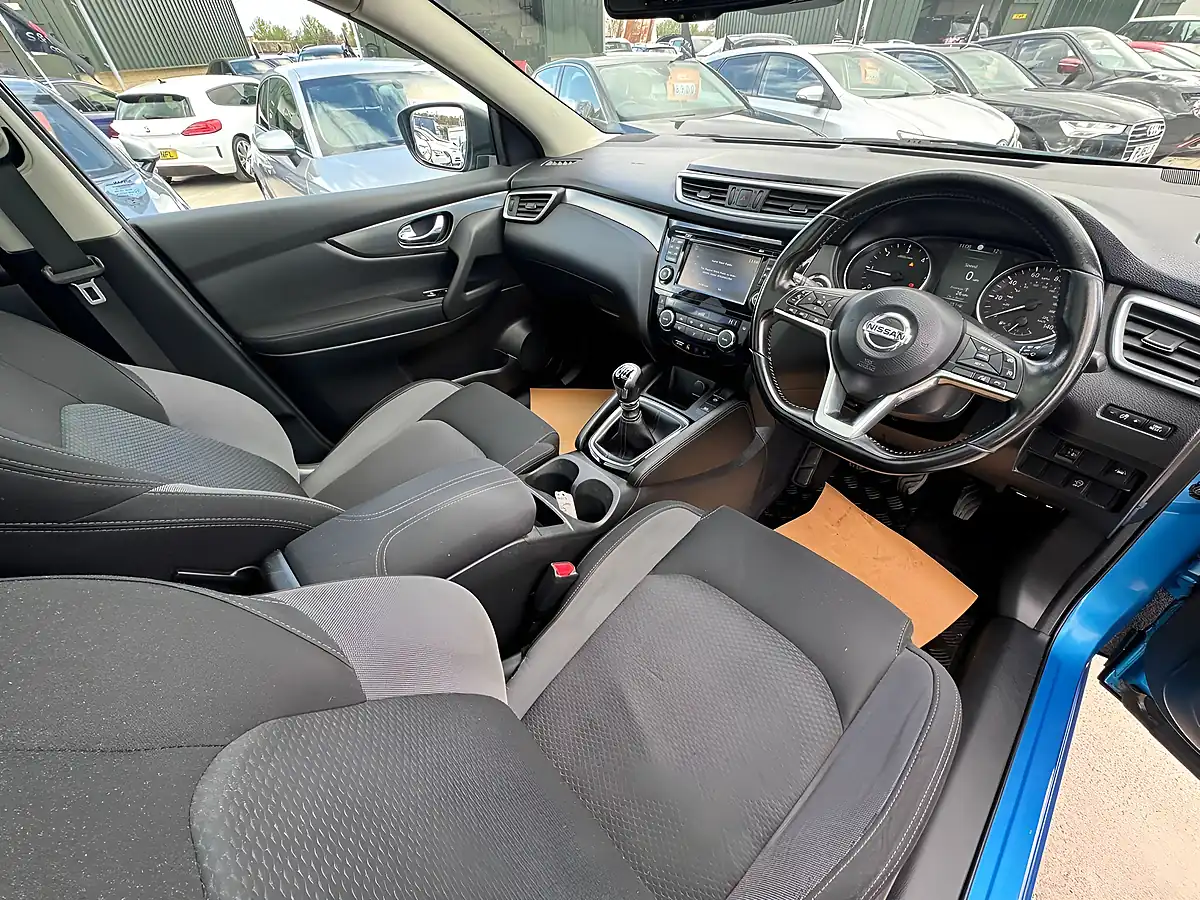 Used 2018 Nissan Qashqai N-Connecta Blue - Interior and Exterior details 16