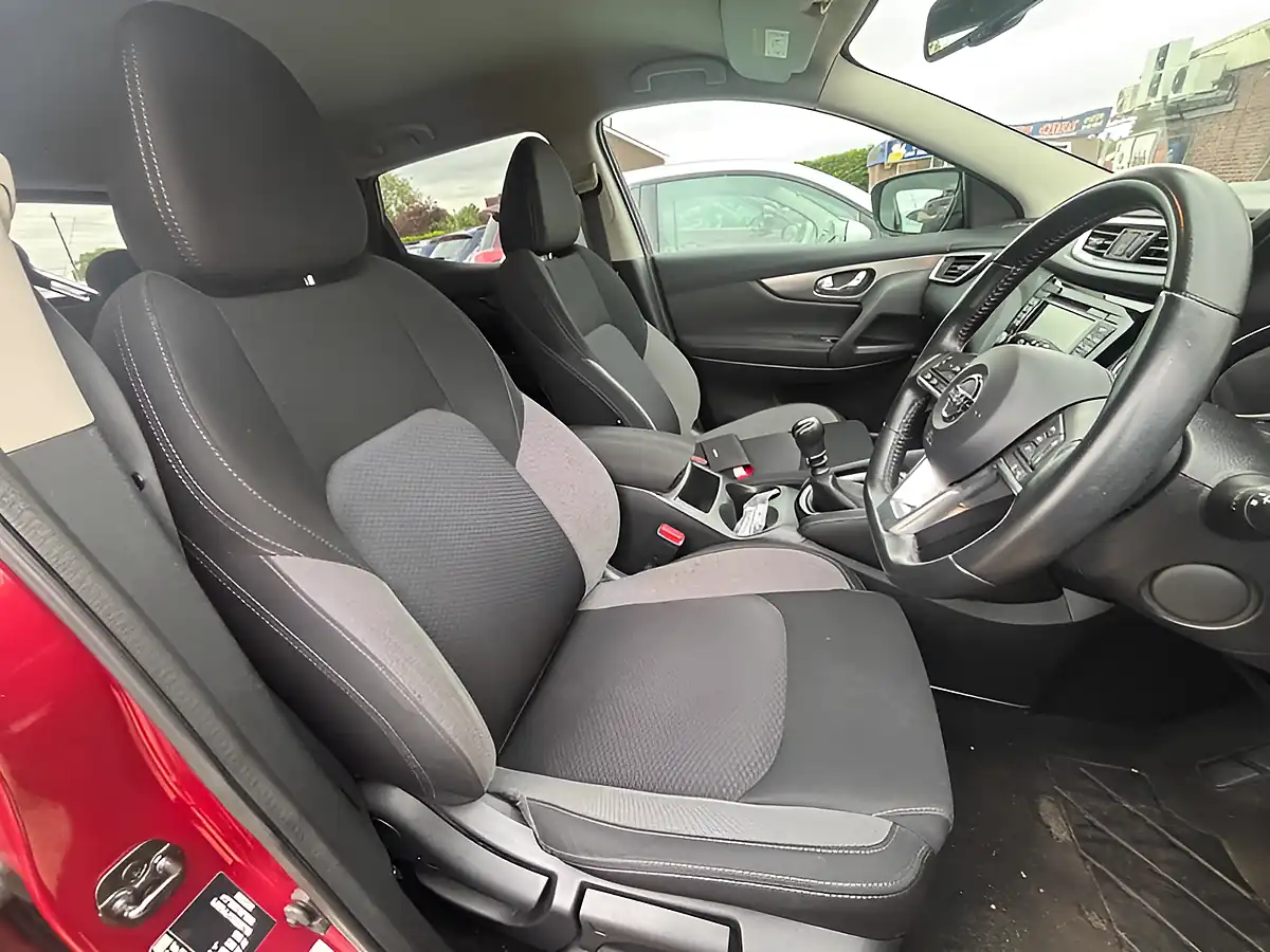 Used 2018 Nissan Qashqai N-Connecta Burgundy Red - Interior and Exterior details 5