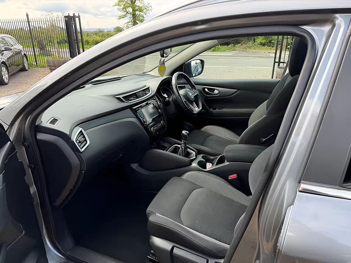 Used 2018 Nissan Qashqai N-Connecta Grey - Interior and Exterior details 4