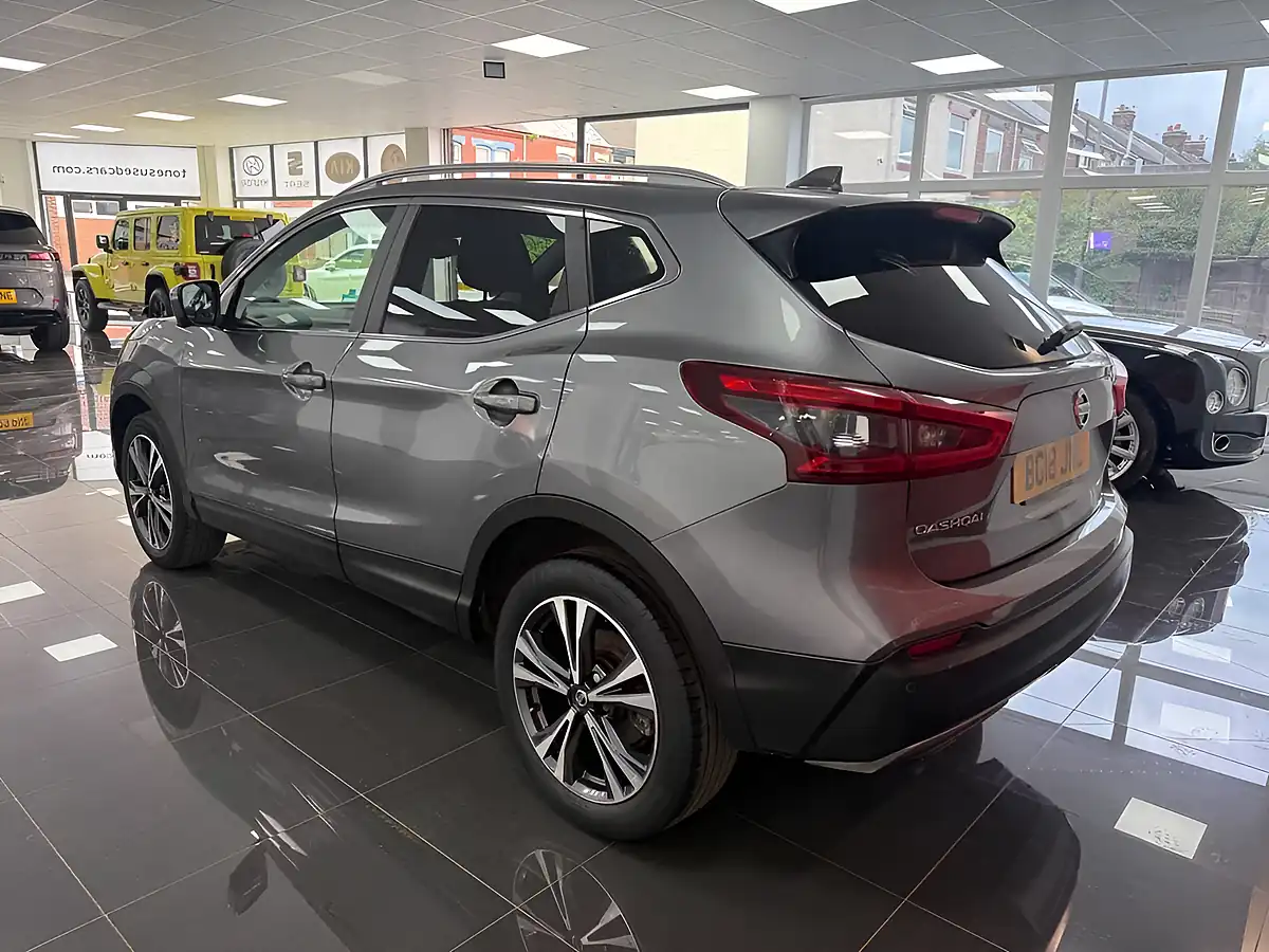 Used 2018 Nissan Qashqai N-Connecta Grey - Interior and Exterior details 11
