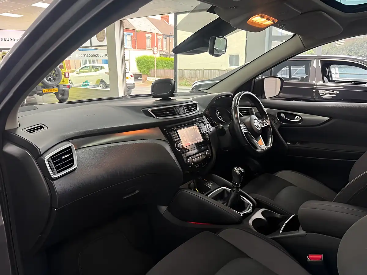 Used 2018 Nissan Qashqai N-Connecta Grey - Interior and Exterior details 13