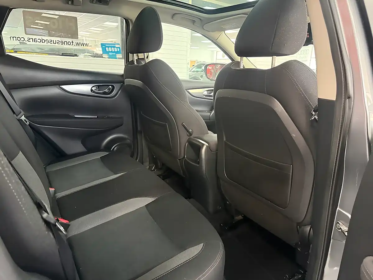 Used 2018 Nissan Qashqai N-Connecta Grey - Interior and Exterior details 4