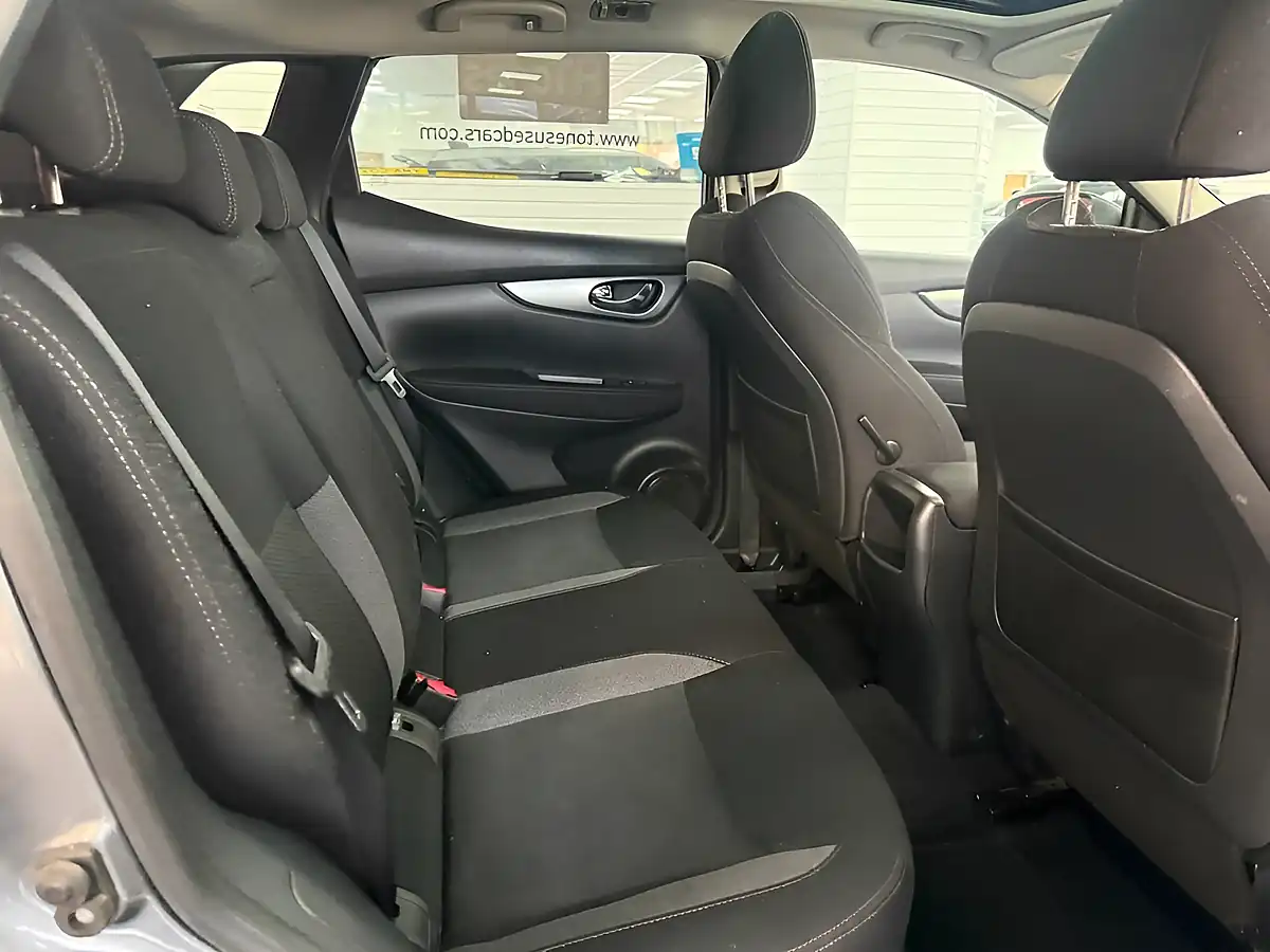 Used 2018 Nissan Qashqai N-Connecta Grey - Interior and Exterior details 5