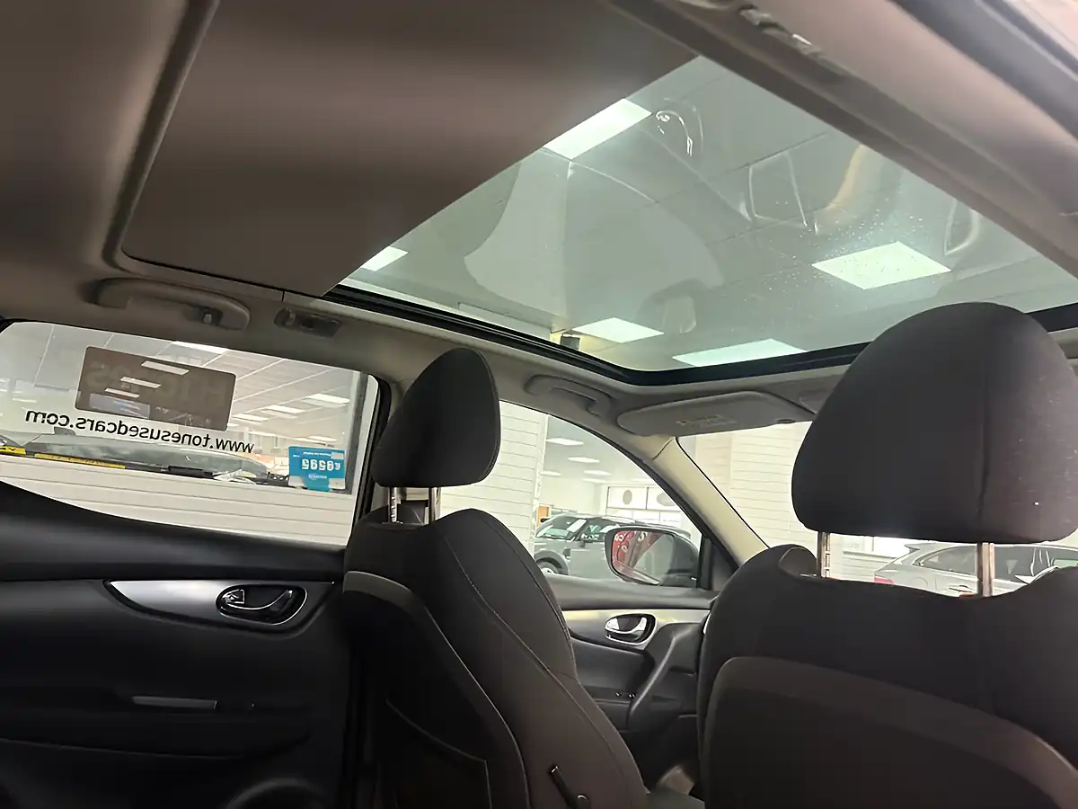 Used 2018 Nissan Qashqai N-Connecta Grey - Interior and Exterior details 6