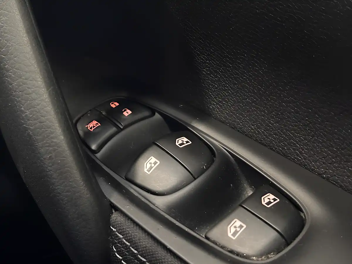 Used 2018 Nissan Qashqai N-Connecta Grey - Interior and Exterior details 16
