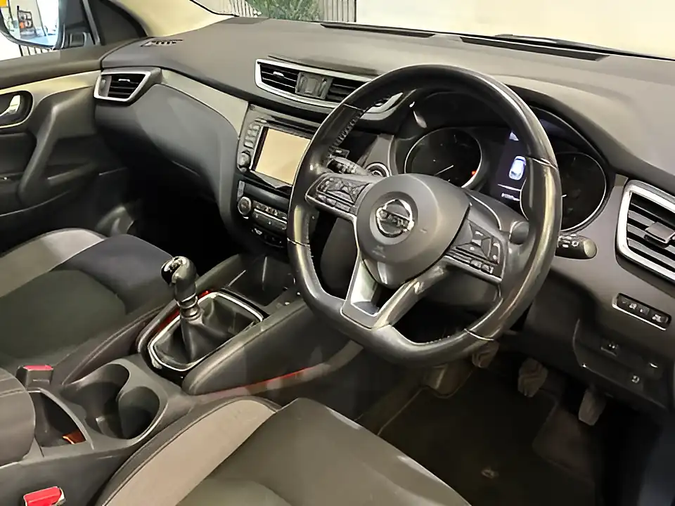 Used 2018 Nissan Qashqai N-Connecta Grey - Interior and Exterior details 3