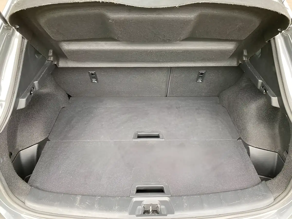 Used 2018 Nissan Qashqai N-Connecta Grey - Interior and Exterior details 11