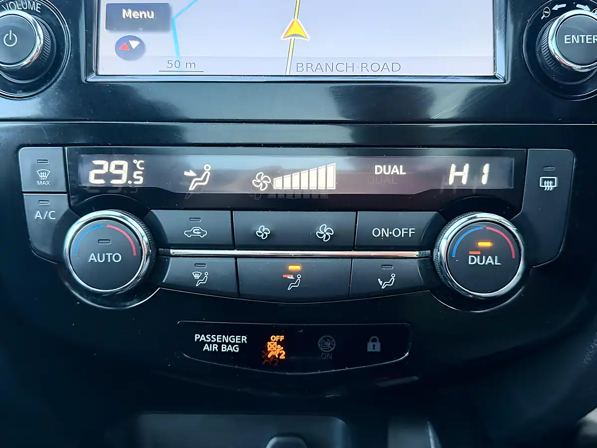 Used 2018 Nissan Qashqai N-Connecta Red - Interior and Exterior details 14