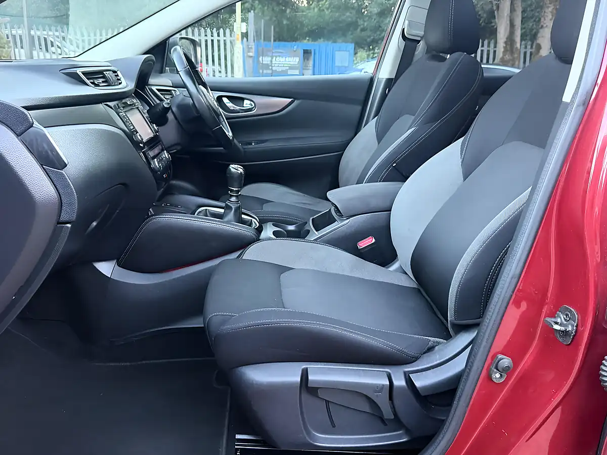Used 2018 Nissan Qashqai N-Connecta Red - Interior and Exterior details 16