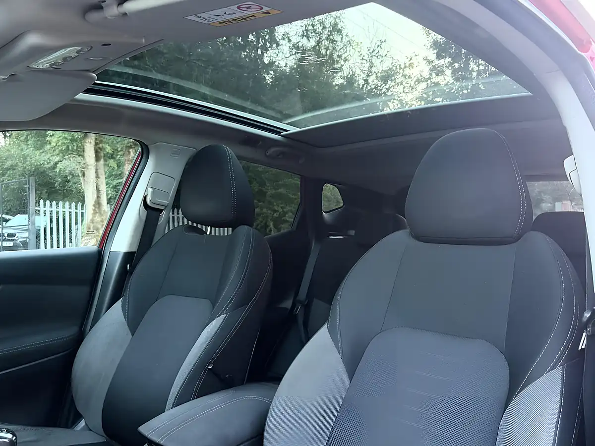 Used 2018 Nissan Qashqai N-Connecta Red - Interior and Exterior details 17