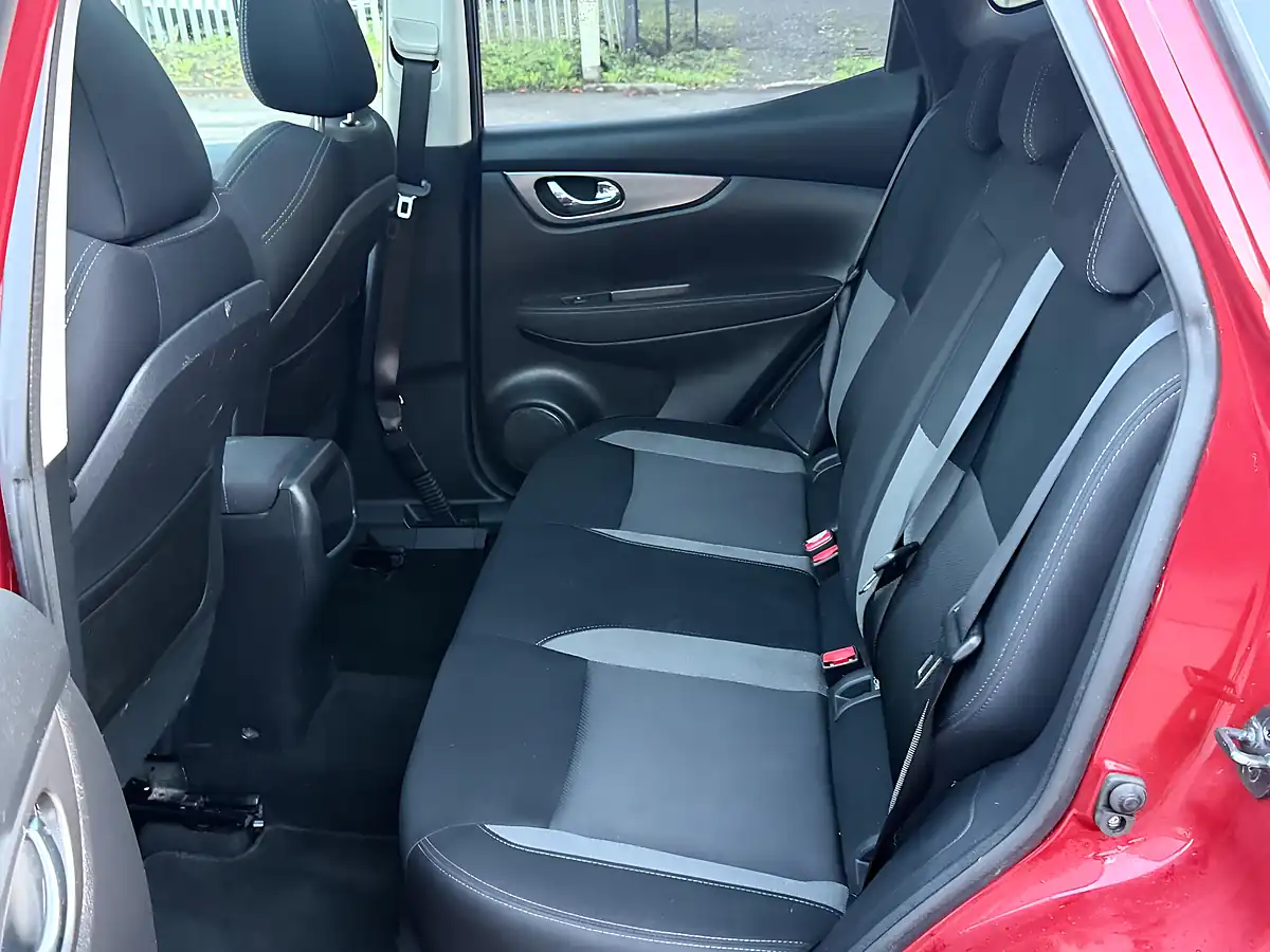 Used 2018 Nissan Qashqai N-Connecta Red - Interior and Exterior details 18