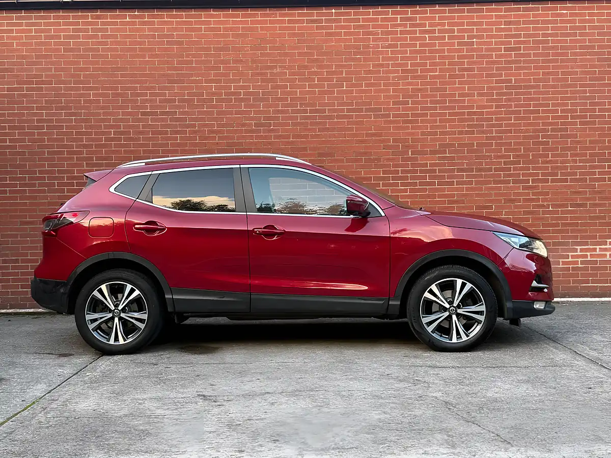 Used 2018 Nissan Qashqai N-Connecta Red - Interior and Exterior details 4