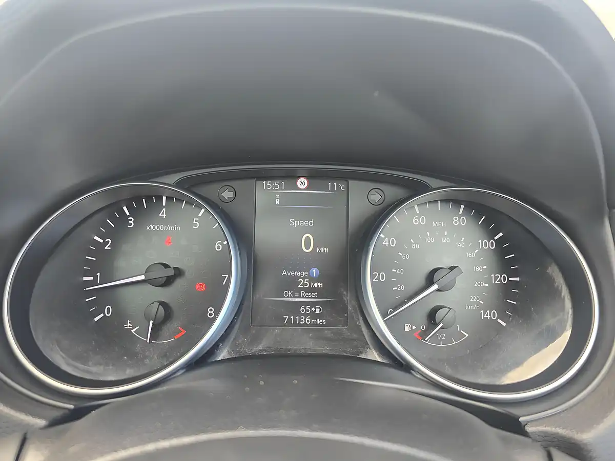 Used 2018 Nissan Qashqai N-Connecta Red - Interior and Exterior details 10