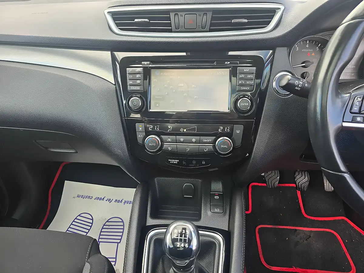 Used 2018 Nissan Qashqai N-Connecta Red - Interior and Exterior details 11