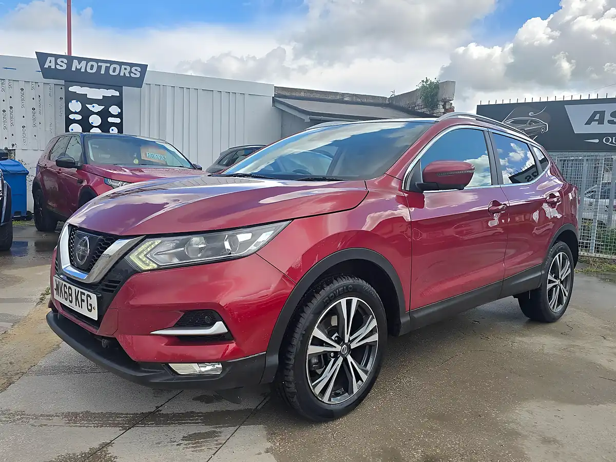 Used 2018 Nissan Qashqai N-Connecta Red - Interior and Exterior details 3