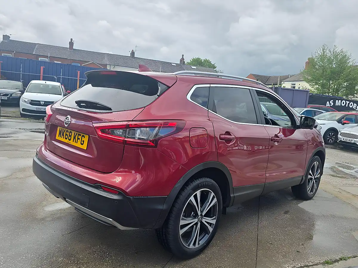 Used 2018 Nissan Qashqai N-Connecta Red - Interior and Exterior details 7