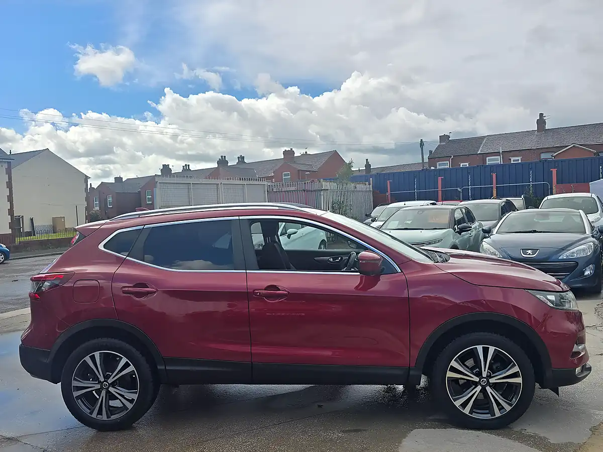 Used 2018 Nissan Qashqai N-Connecta Red - Interior and Exterior details 8