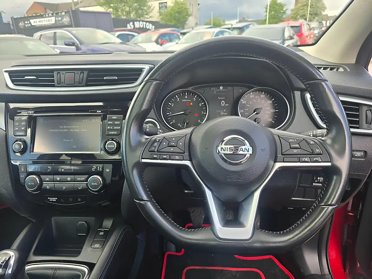 Used 2018 Nissan Qashqai N-Connecta Red - Interior and Exterior details 9