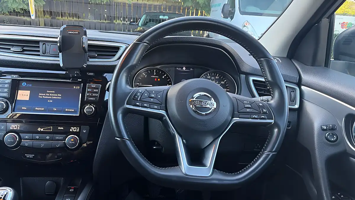 Used 2018 Nissan Qashqai N-Connecta Silver - Interior and Exterior details 11
