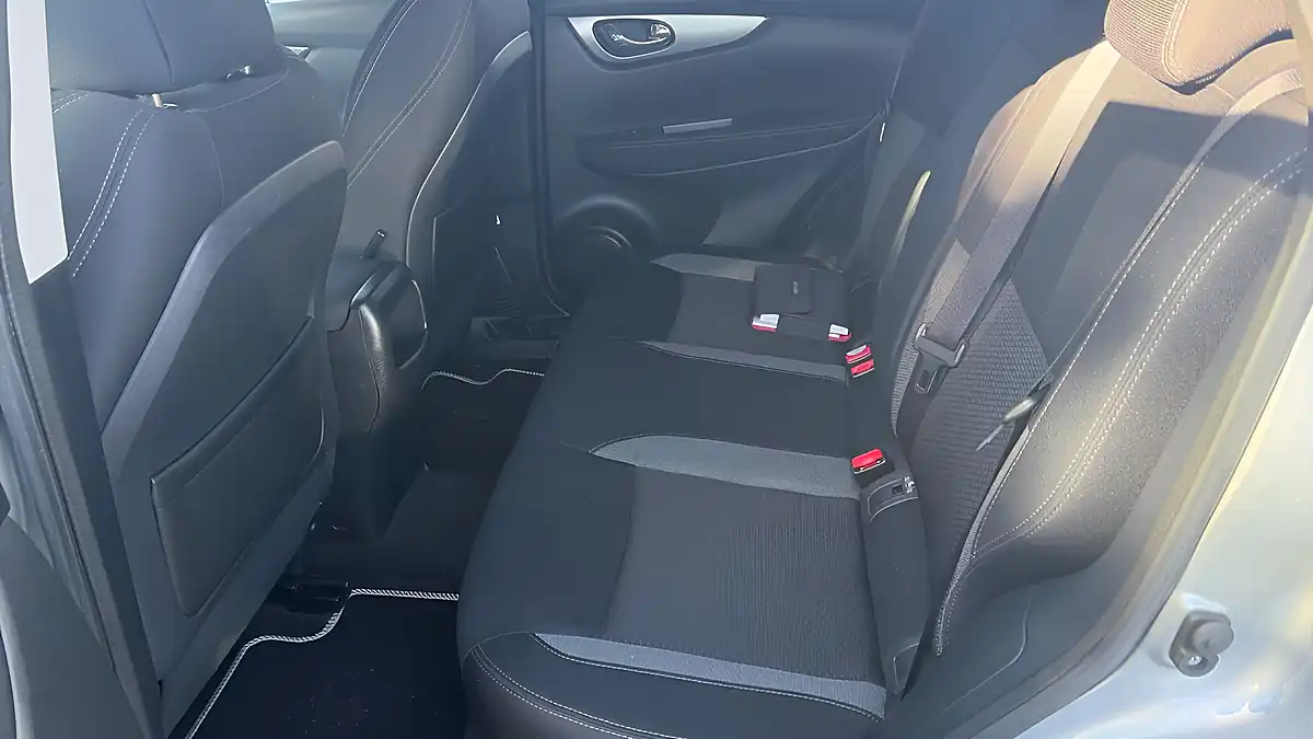 Used 2018 Nissan Qashqai N-Connecta Silver - Interior and Exterior details 14