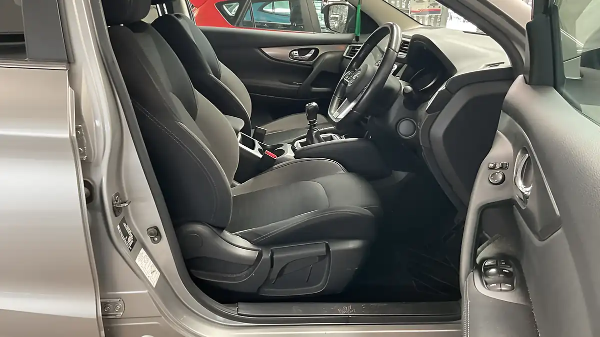 Used 2018 Nissan Qashqai N-Connecta Silver - Interior and Exterior details 16