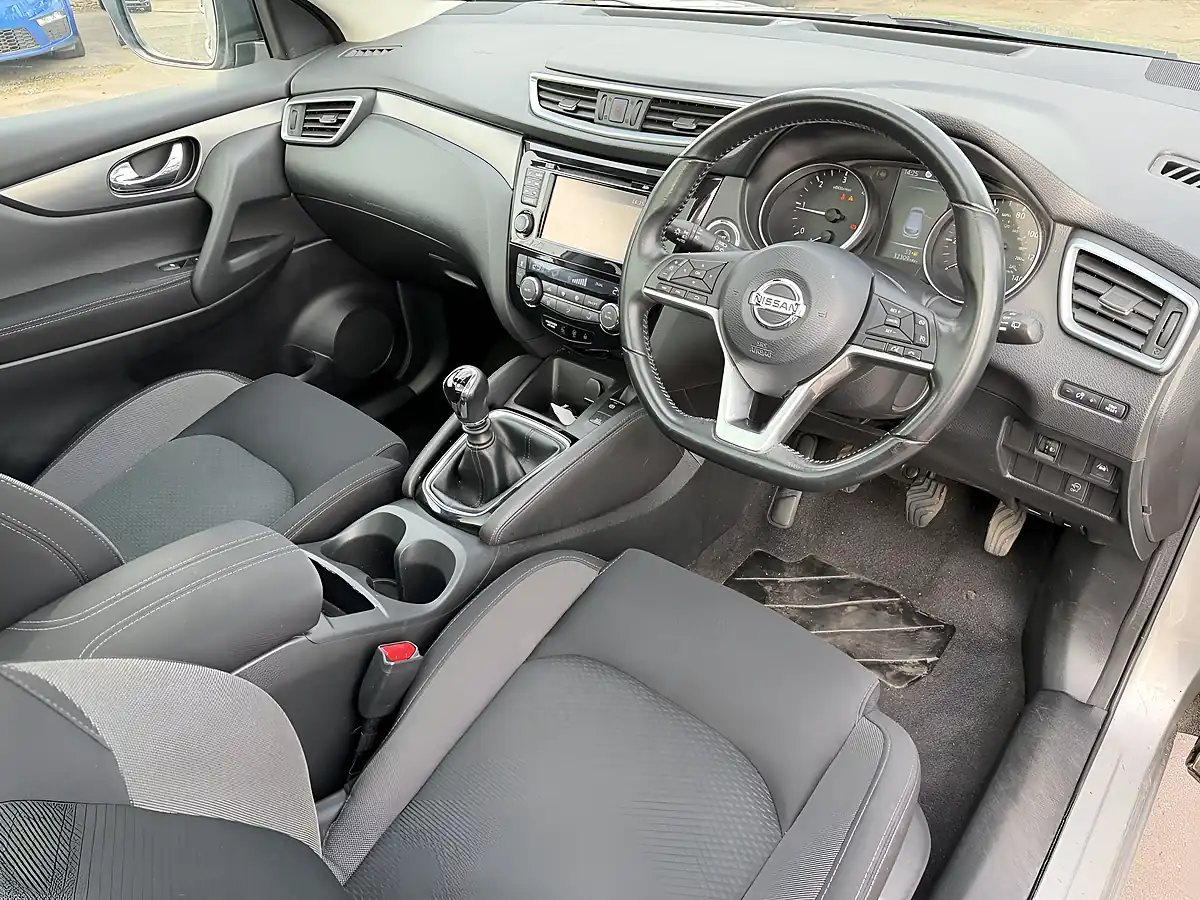 Used 2018 Nissan Qashqai N-Connecta Silver - Interior and Exterior details 10