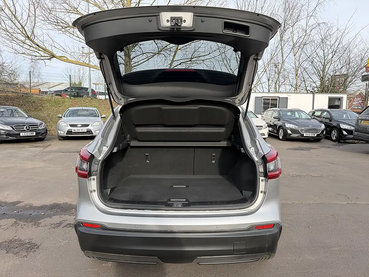 Used 2018 Nissan Qashqai N-Connecta Silver - Interior and Exterior details 16
