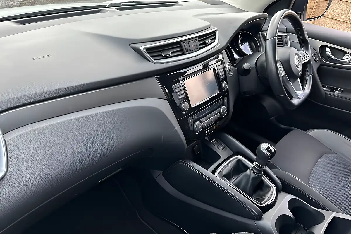 Used 2018 Nissan Qashqai N-Connecta Storm White - Interior and Exterior details 15