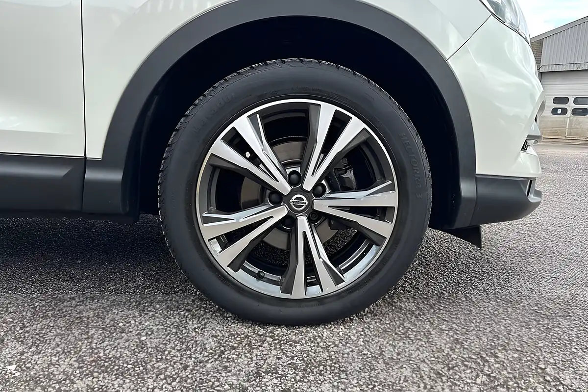 Used 2018 Nissan Qashqai N-Connecta Storm White - Interior and Exterior details 9