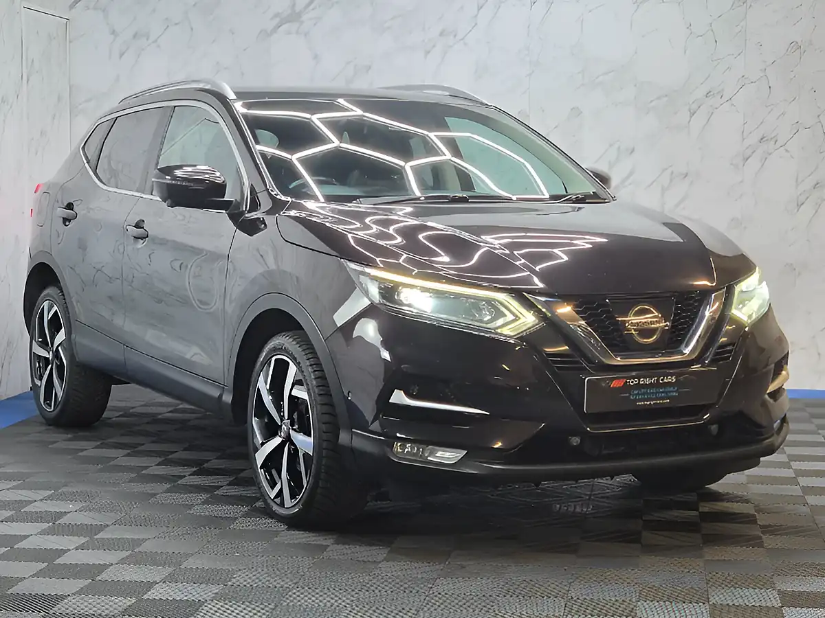 Used 2018 Nissan Qashqai Tekna Black - Front View