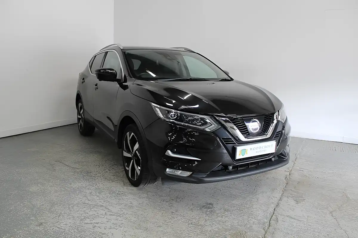 Used 2018 Nissan Qashqai Tekna Black - Front View