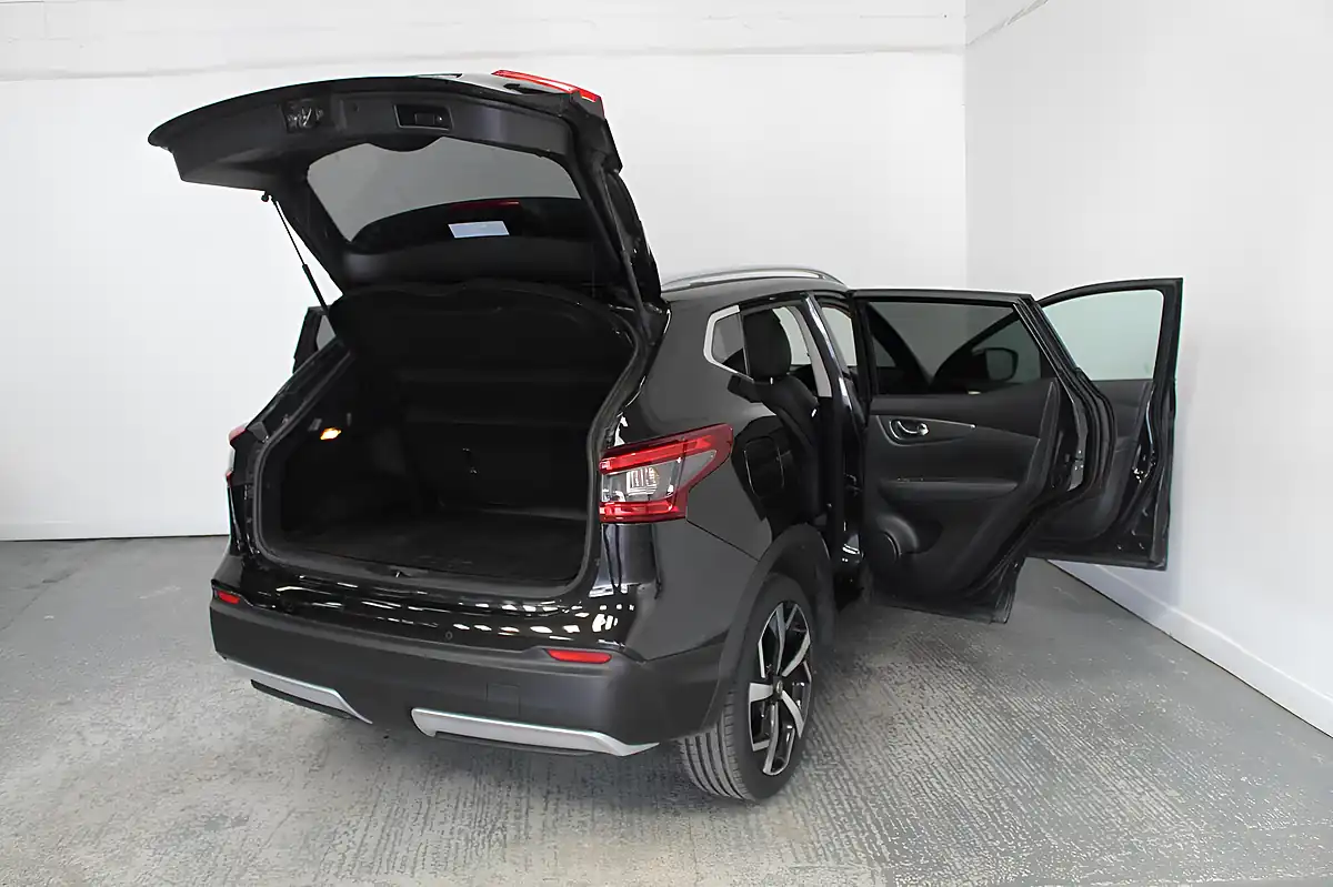 Used 2018 Nissan Qashqai Tekna Black - Interior and Exterior details 11