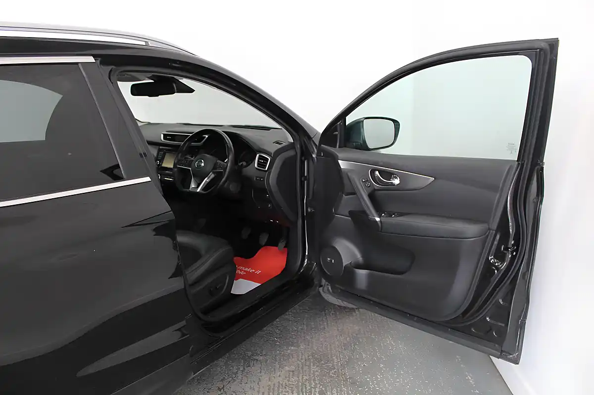 Used 2018 Nissan Qashqai Tekna Black - Interior and Exterior details 12