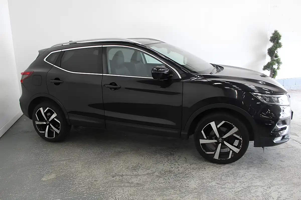 Used 2018 Nissan Qashqai Tekna Black - Interior and Exterior details 3
