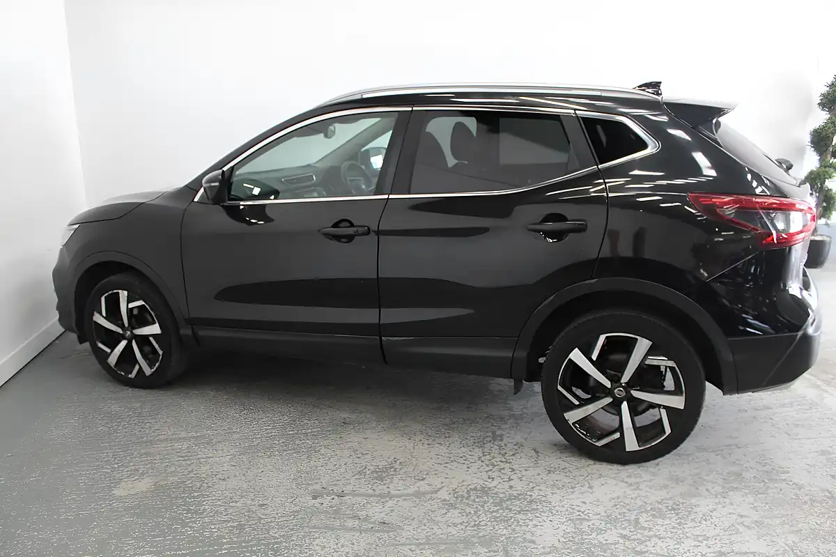 Used 2018 Nissan Qashqai Tekna Black - Interior and Exterior details 7